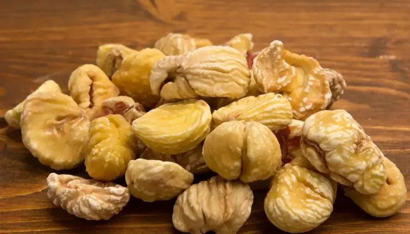 Castagne secche bollite, pronte per una deliziosa ricetta autunnale. Gustose e nutrienti, perfette da sgranocchiare.