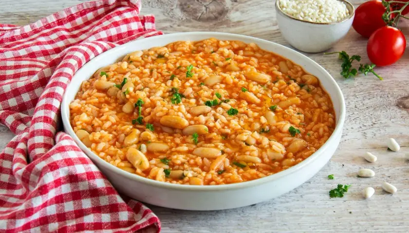 Piatto di riso e fagioli, un classico della cucina italiana. La ricetta originale è semplice e gustosa, perfetta per un pranzo nutriente.