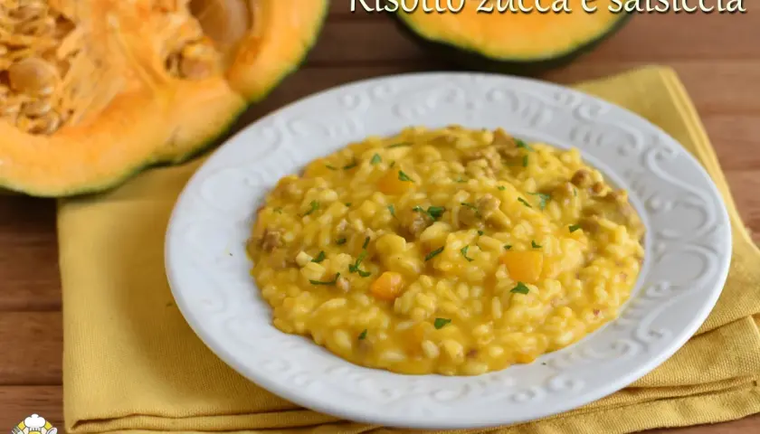 Risotto zucca e salsiccia cremoso, un piatto autunnale ricco di sapore, guarnito con prezzemolo fresco.
