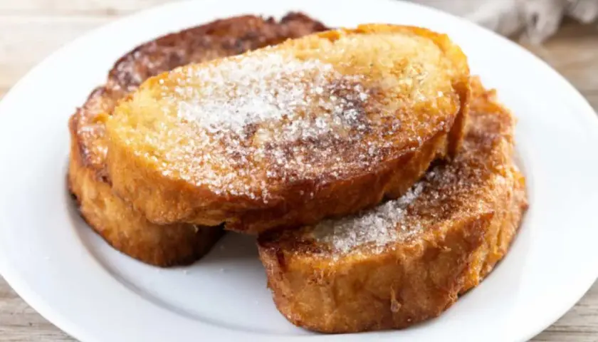 Fette di pane dorate, cotte nel burro e cosparse di zucchero. Un classico pane burro e zucchero, pronto per essere gustato.