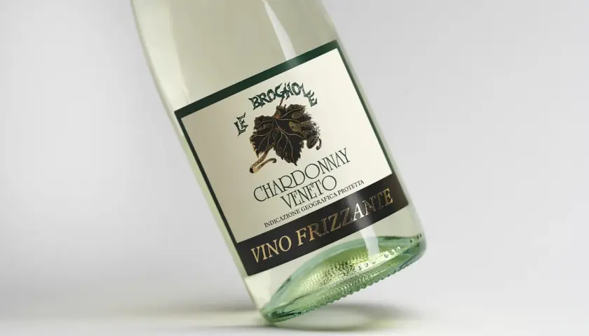 Bottiglia di Chardonnay Veneto, vino frizzante, con etichetta "Le Broghole".