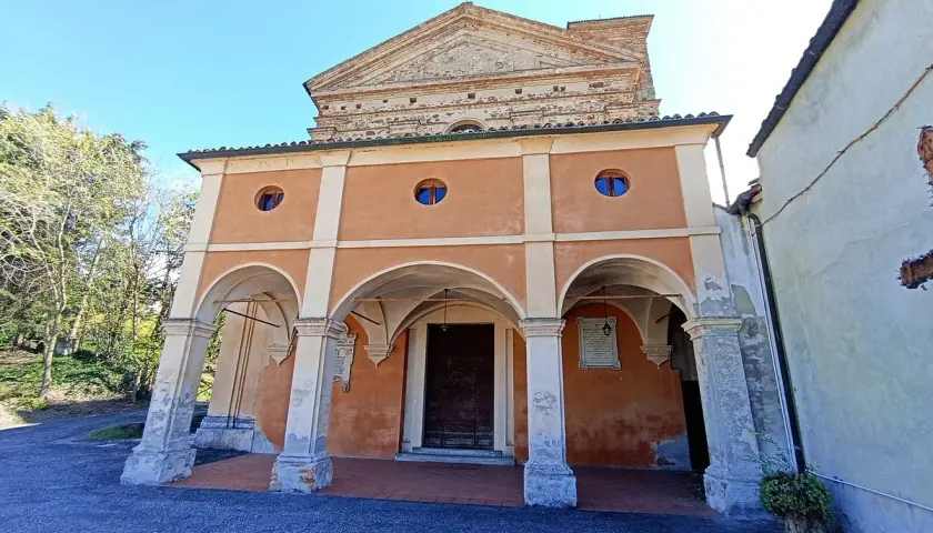 Chiesa con portico a Montalto Pavese, un luogo da scoprire.