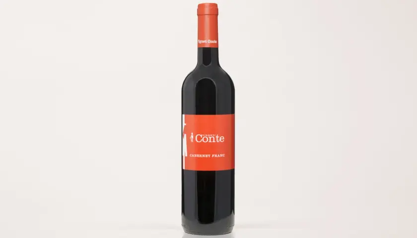 Bottiglia di vino rosso Cabernet Franc Vigneti Conte. Le sue caratteristiche aromatiche lo rendono ideale per accompagnare piatti robusti.