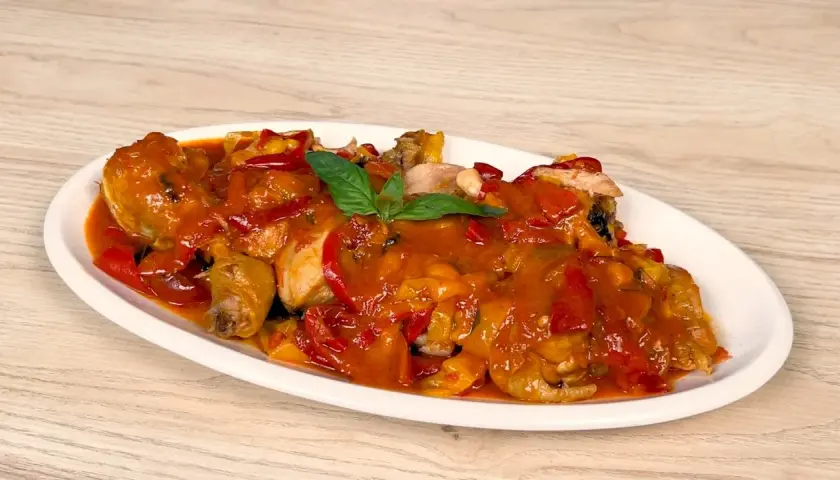 Un saporito pollo con peperoni, cotto in una ricca salsa rossa, guarnito con basilico fresco.