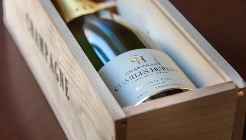 Bottiglia di Charles Hubert Champagne Grand Cru in cassa di legno.