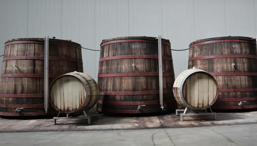 Grandi botti di legno e barili più piccoli, pronti per affinare i pregiati vini lombardi.