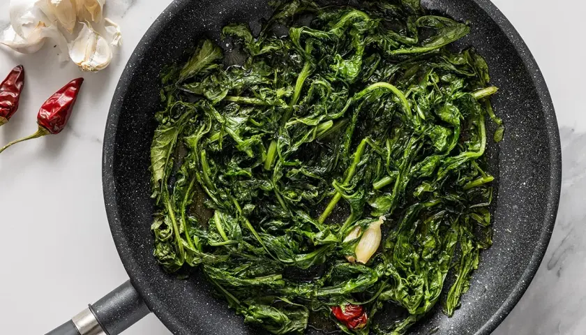 Padella con verdure saltate, aglio e peperoncino. Un'idea per gustose tarassaco ricette.