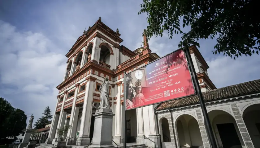 Facciata del Santuario di Garlasco con cartellone che annuncia orari e messe. Si narra di una garlasco acqua miracolosa.