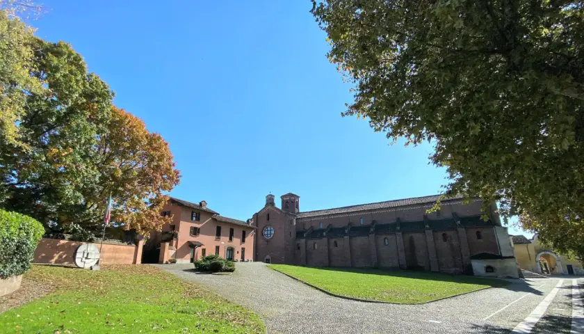 Abbazia di Morimondo: cosa vedere in questo luogo storico con la sua imponente chiesa in mattoni rossi e il verde dei giardini autunnali.