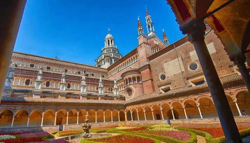 Cortile con giardino fiorito e fontana, parte della Certosa di Pavia, un gioiello della città giardino Pavia.