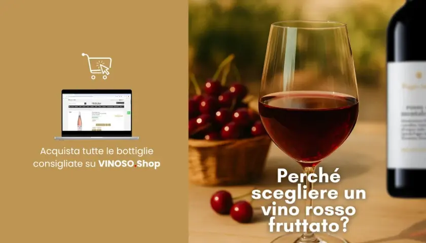 Calice di vino rosso fruttato, ciliegie e bottiglia. Scopri i nomi dei migliori vini rossi dolci su VINOSO.Shop.