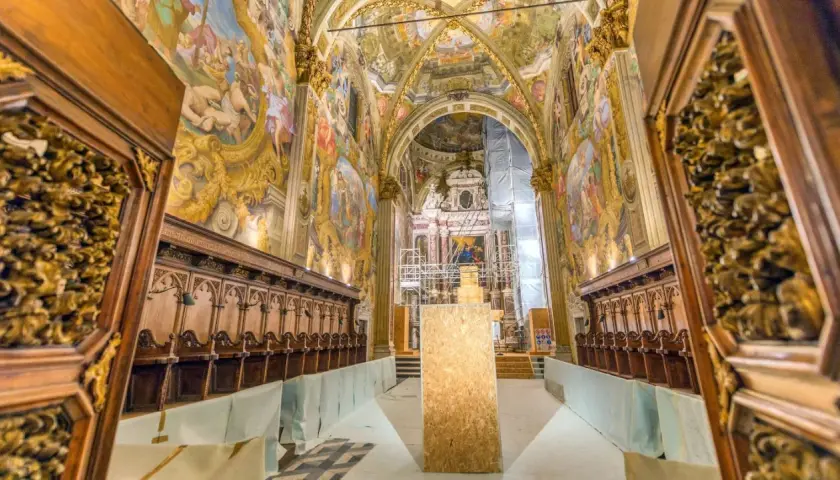Interno della Certosa di Pavia: affreschi, stalli lignei e un'atmosfera solenne. Cosa vedere in questo capolavoro.