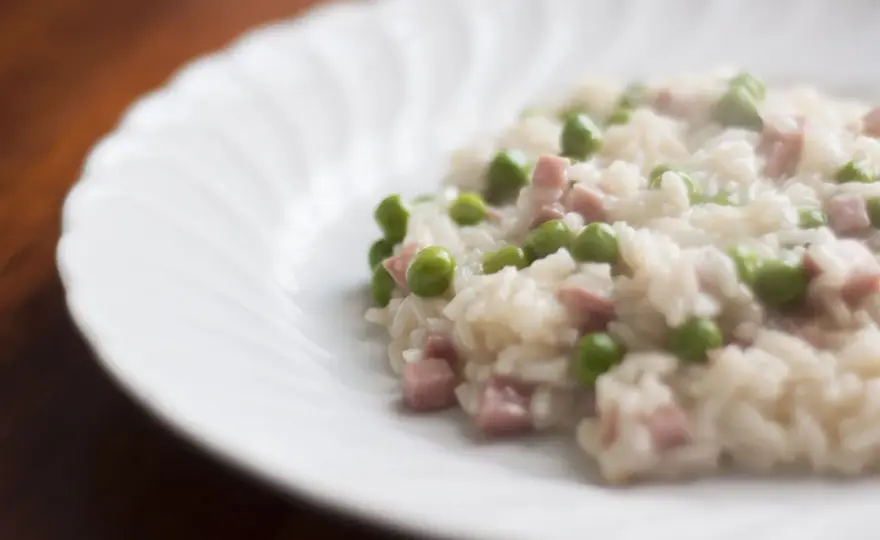 Risotto con piselli e prosciutto - il segreto della cremosità