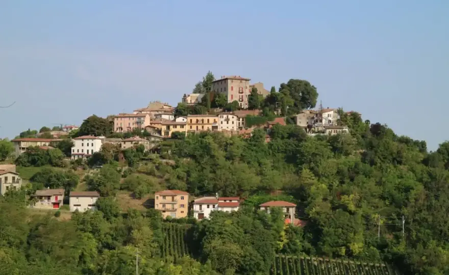 Montù Beccaria - Guida al borgo tra vino e storia