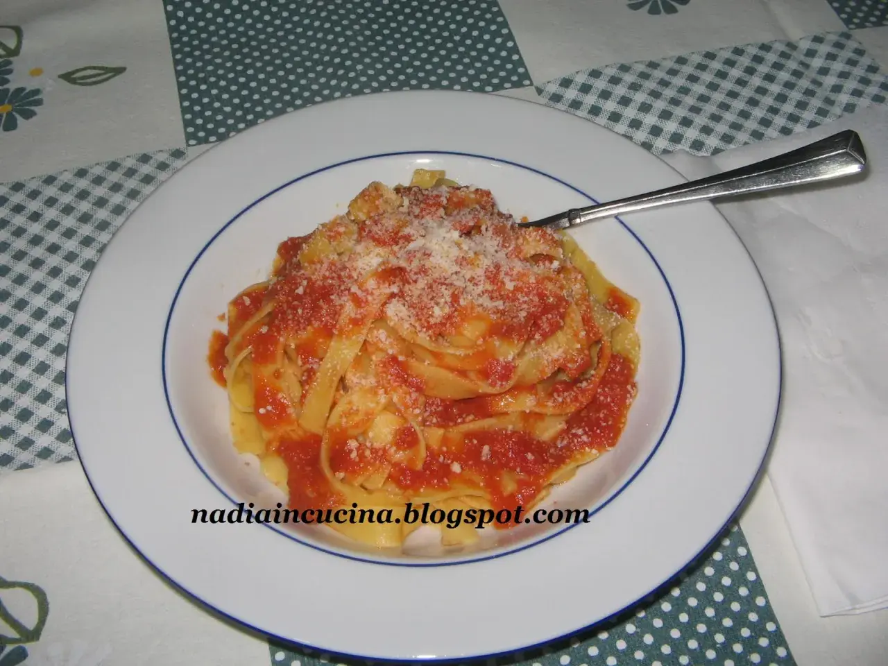 Tagliatelle al ragù di papera, un piatto ricco e saporito, pronto per essere gustato.