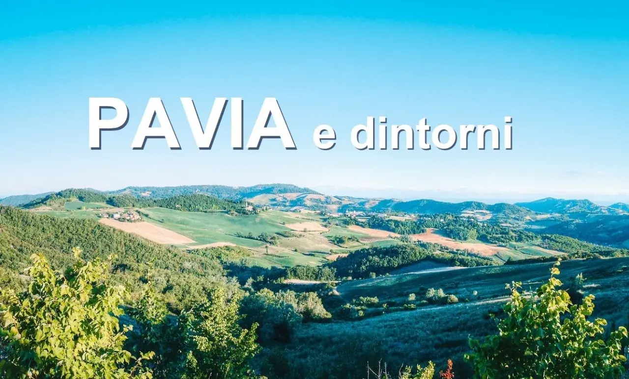 Colline verdi e campi coltivati sotto un cielo azzurro, con il testo "PAVIA e dintorni" che sovrasta il paesaggio.
