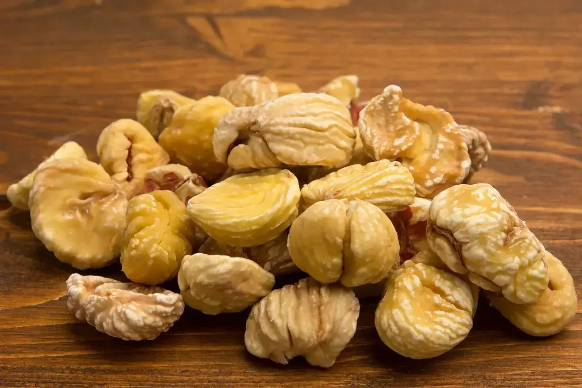 Castagne secche bollite, pronte per una deliziosa ricetta autunnale. Gustose e nutrienti, perfette da sgranocchiare.
