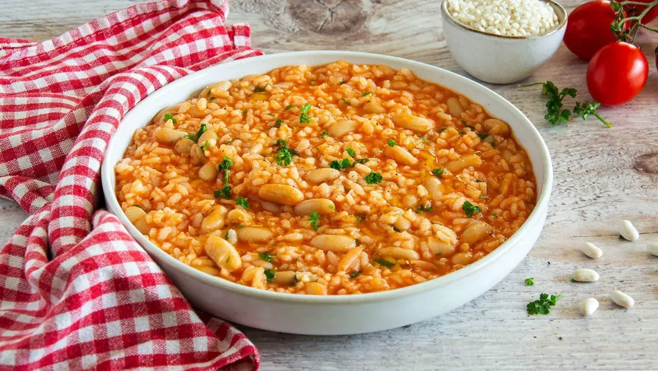Piatto di riso e fagioli, un classico della cucina italiana. La ricetta originale è semplice e gustosa, perfetta per un pranzo nutriente.