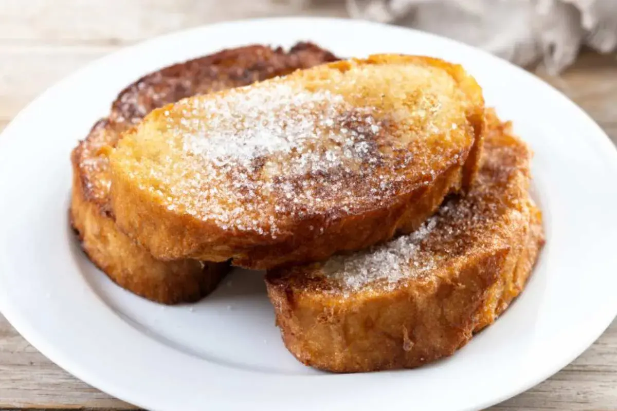 Fette di pane dorate, cotte nel burro e cosparse di zucchero. Un classico pane burro e zucchero, pronto per essere gustato.