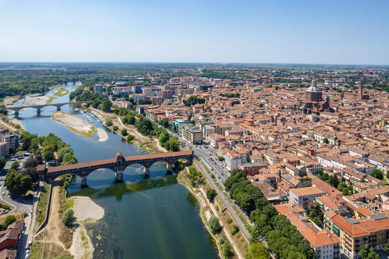 Pavia cosa vedere: vista aerea del Ponte Coperto sul Ticino e del centro storico con il Duomo.