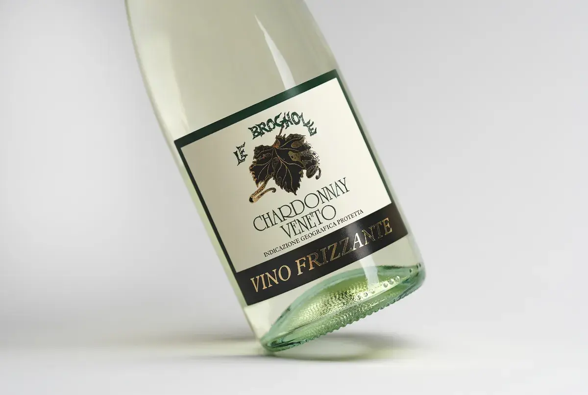 Bottiglia di Chardonnay Veneto, vino frizzante, con etichetta "Le Broghole".