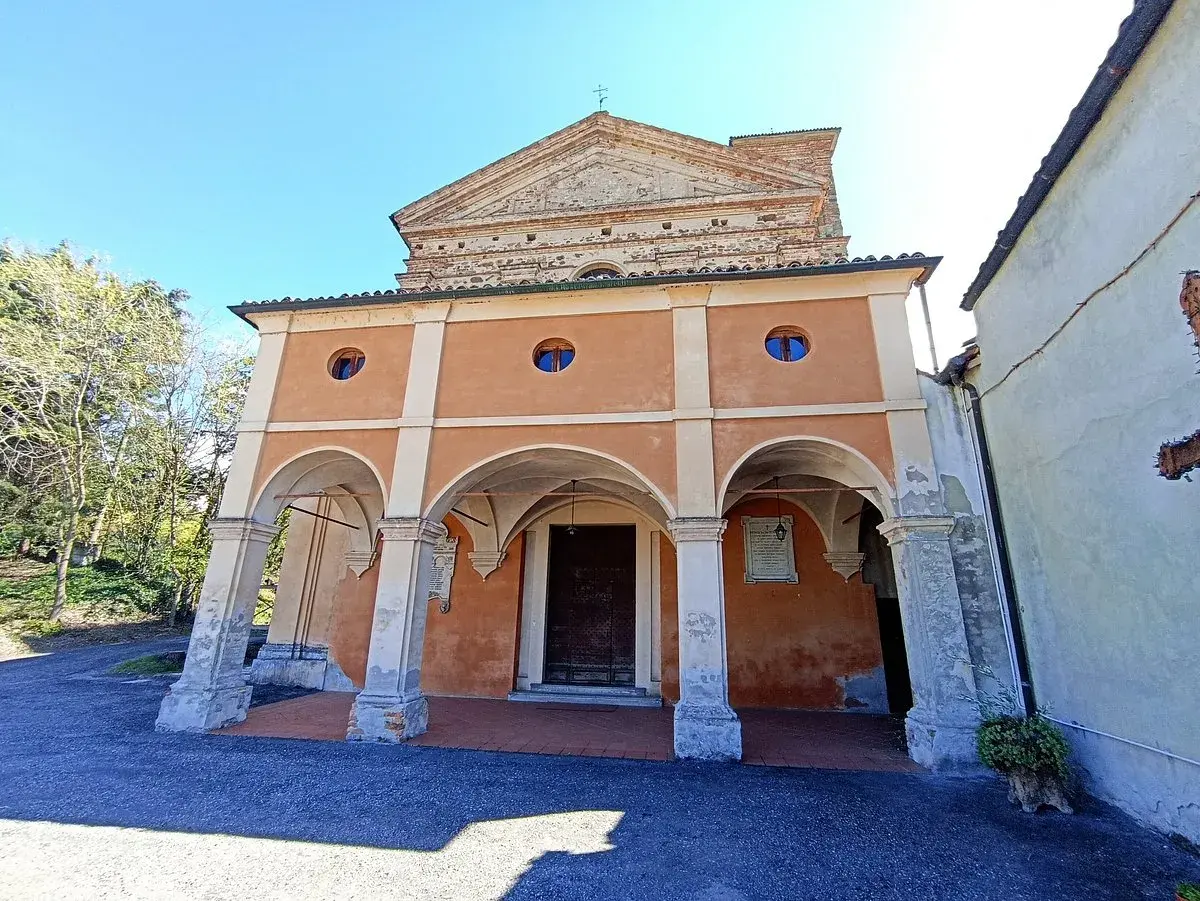 Chiesa con portico a Montalto Pavese, un luogo da scoprire.