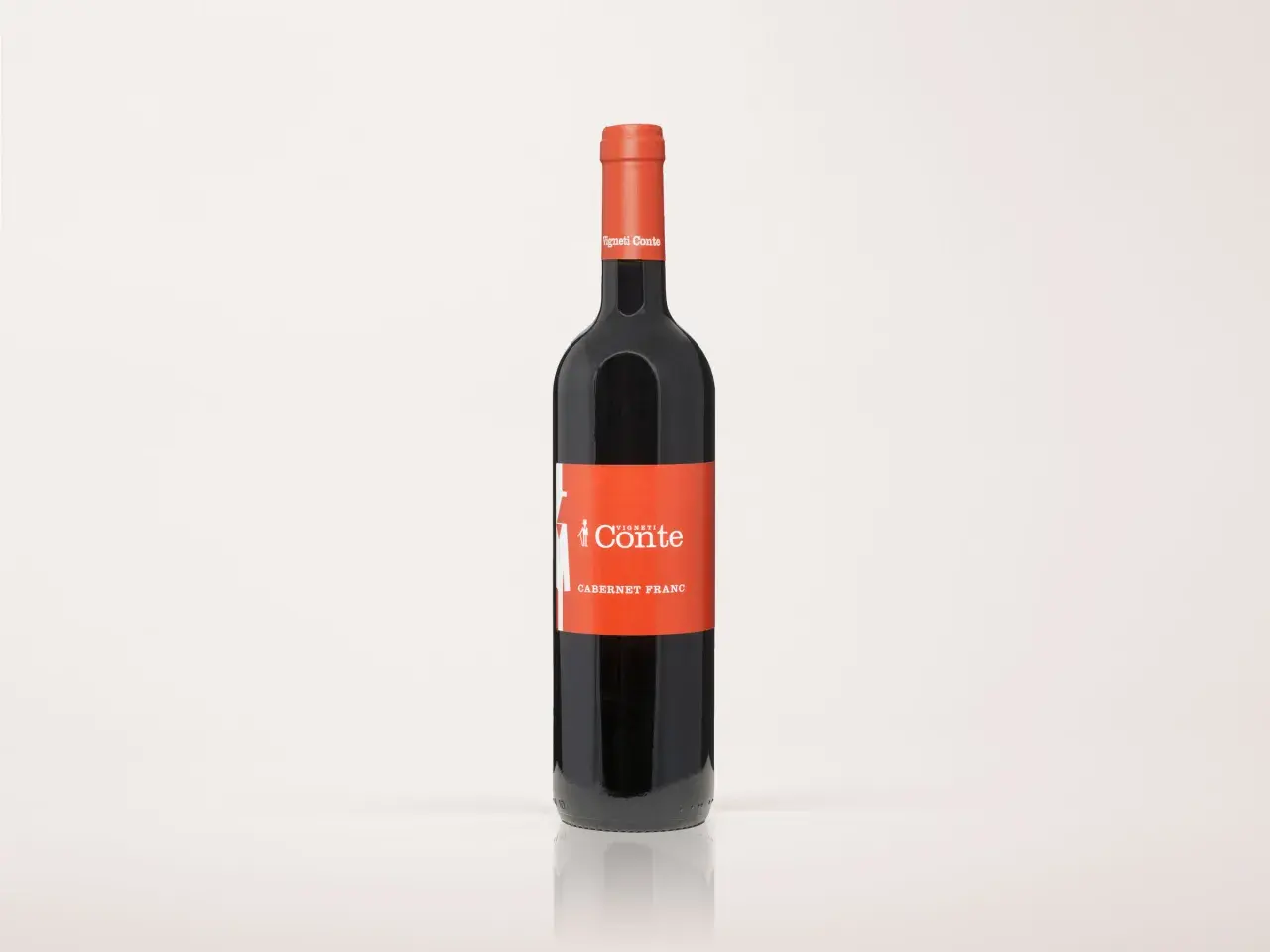 Bottiglia di vino rosso Cabernet Franc Vigneti Conte. Le sue caratteristiche aromatiche lo rendono ideale per accompagnare piatti robusti.