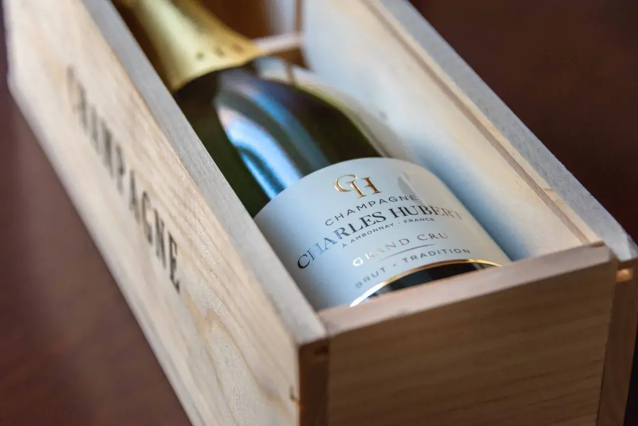 Bottiglia di Charles Hubert Champagne Grand Cru in cassa di legno.