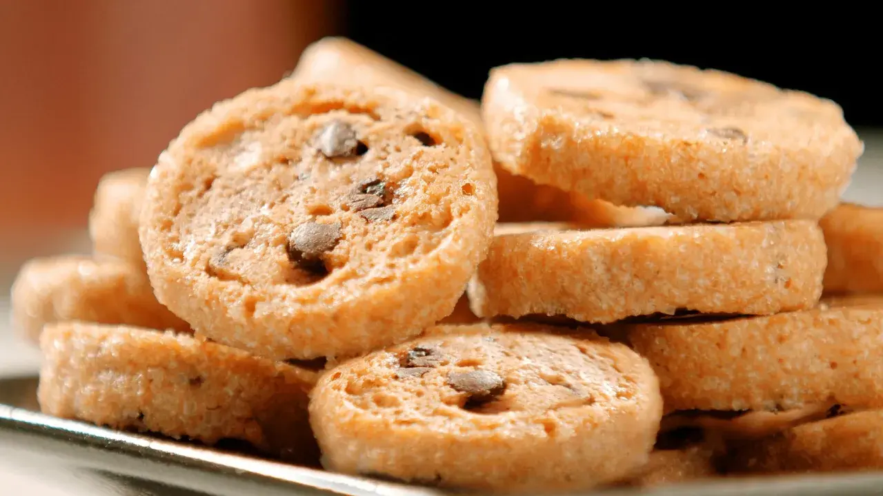 Biscotti tipici italiani con gocce di cioccolato, impilati su un piatto.