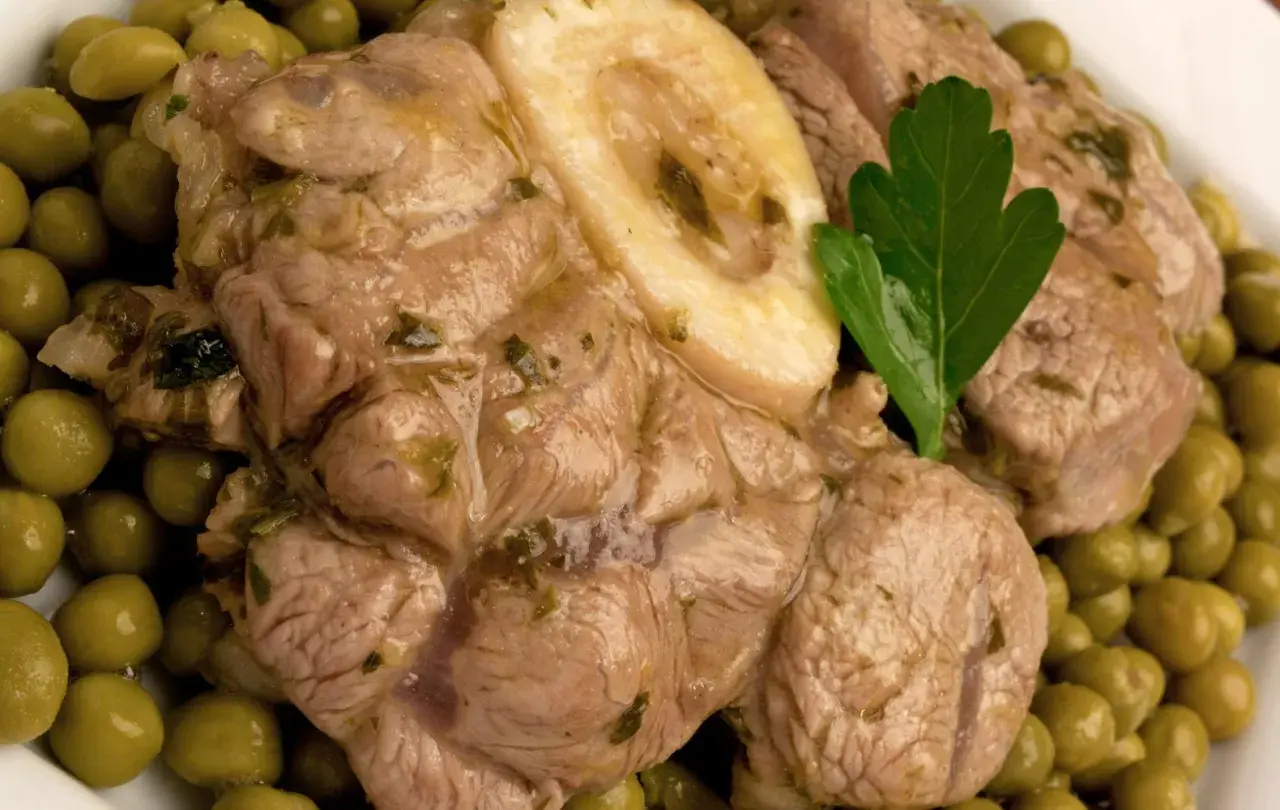 Ossobuco ricetta con piselli, un piatto succulento e saporito, pronto per essere gustato.