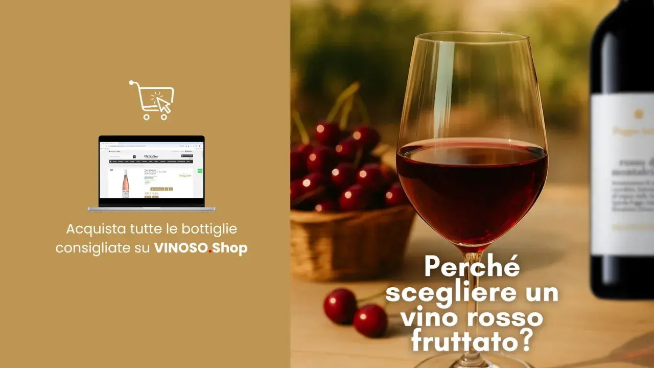 Calice di vino rosso fruttato, ciliegie e bottiglia. Scopri i nomi dei migliori vini rossi dolci su VINOSO.Shop.
