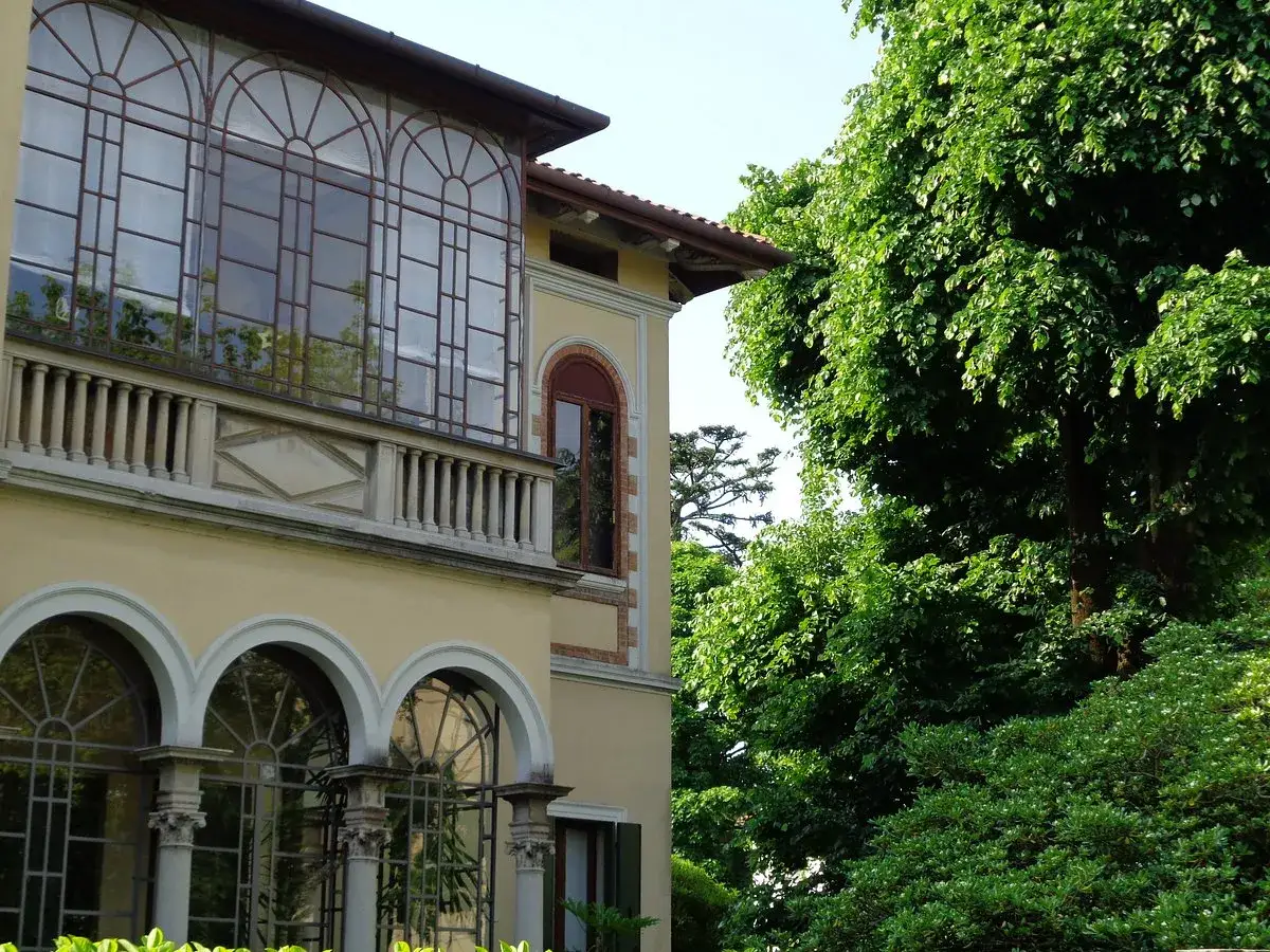 Villa con ampie vetrate e un rigoglioso giardino, un angolo di pace nella città giardino Pavia.