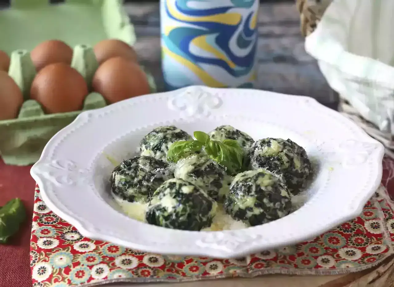 Malfatti ricetta originale: deliziosi gnocchetti verdi con spinaci e ricotta, guarniti con basilico e parmigiano.