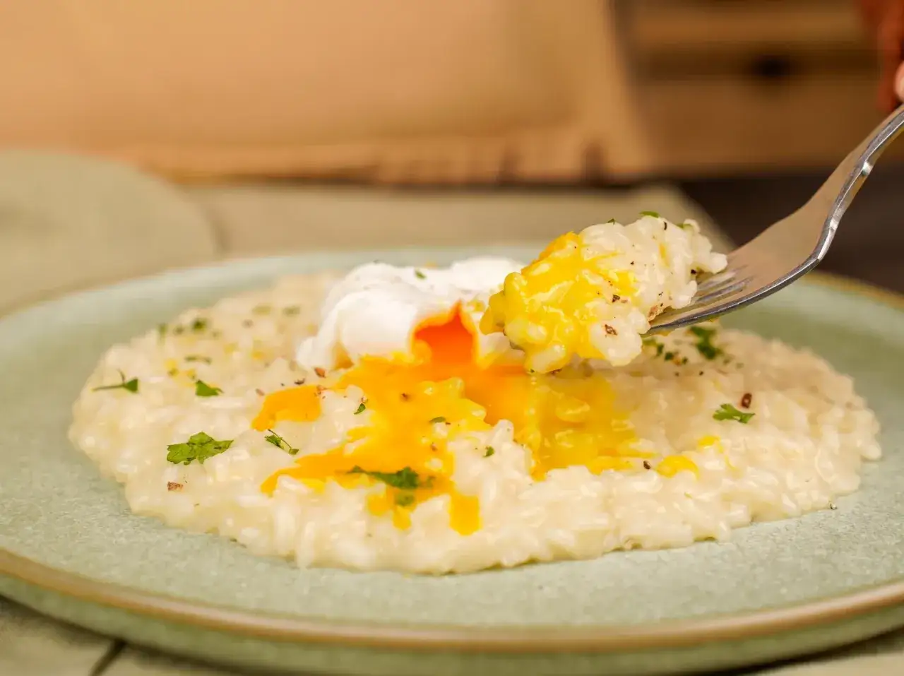 Un cremoso risotto con un uovo in camicia, il cui tuorlo dorato si sparge sul riso. Un piatto semplice ma delizioso.