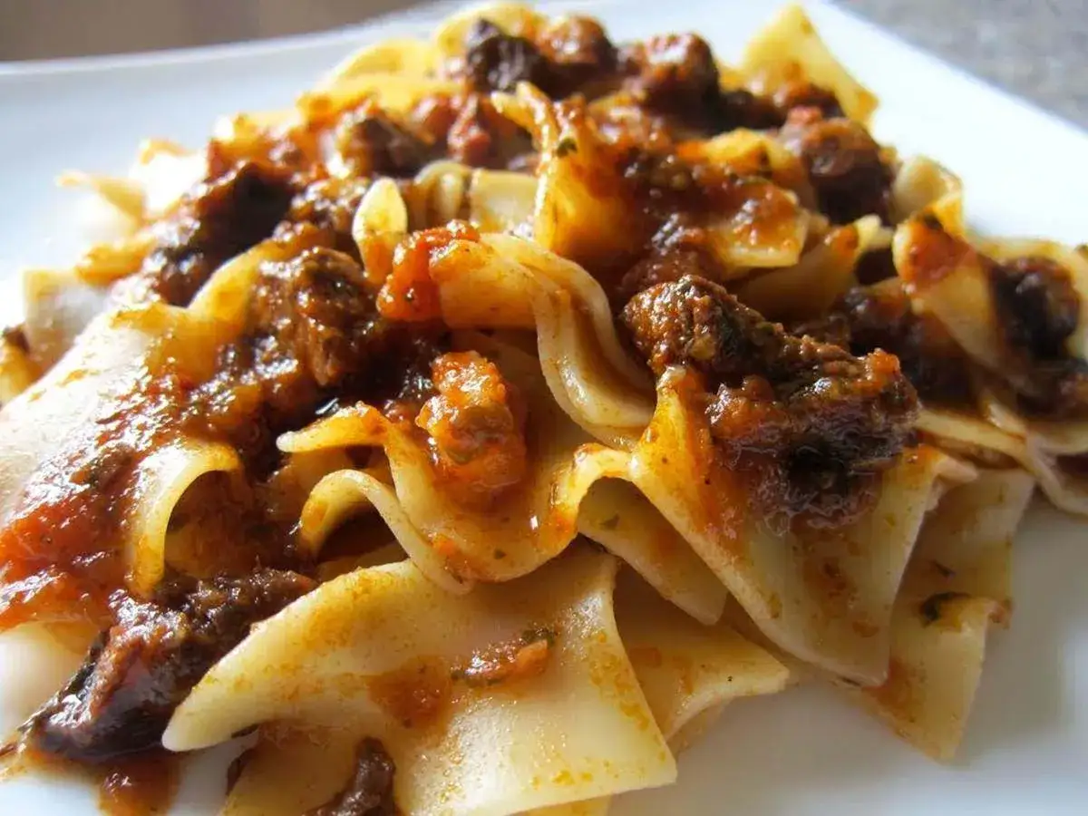Pappardelle alla lepre, un piatto ricco e saporito, con la pasta fresca che accoglie un rag&ugrave; scuro e profumato.