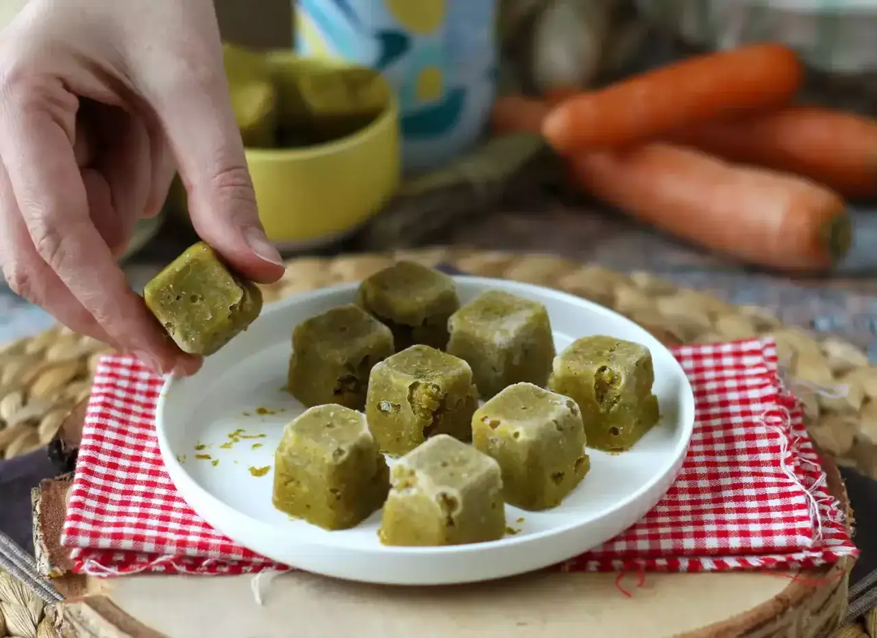 Dadi di minestrina in brodo, pronti per essere sciolti e creare un pasto caldo e nutriente.