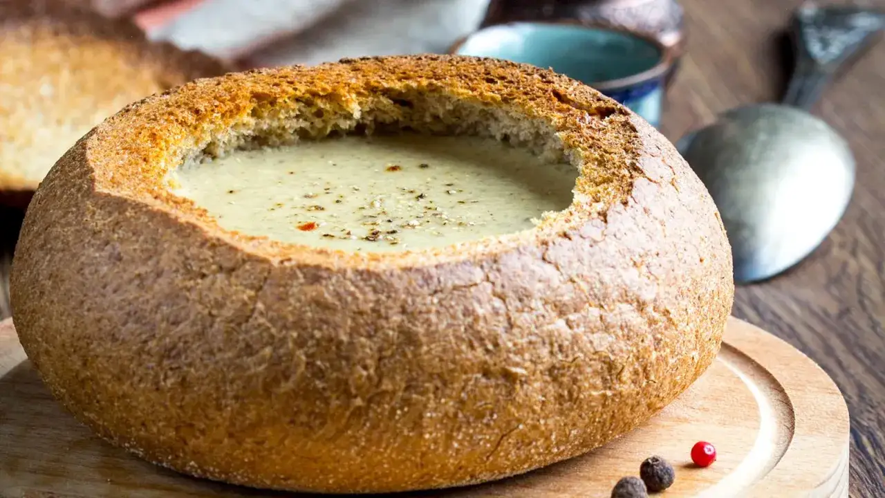 Panada lombarda, una zuppa cremosa servita in una pagnotta scavata, condita con spezie.
