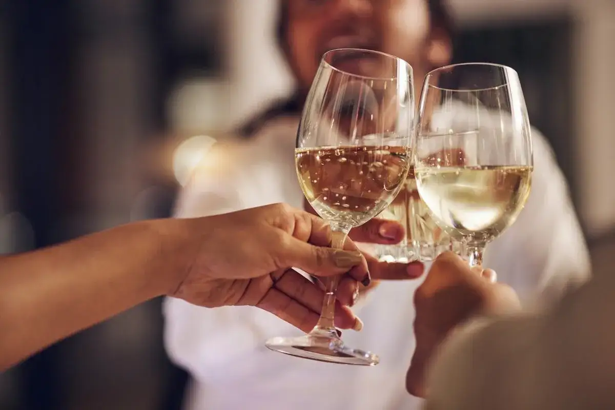 Brindisi con il miglior spumante italiano. Bollicine dorate in calici eleganti, un momento di festa e gioia condivisa.