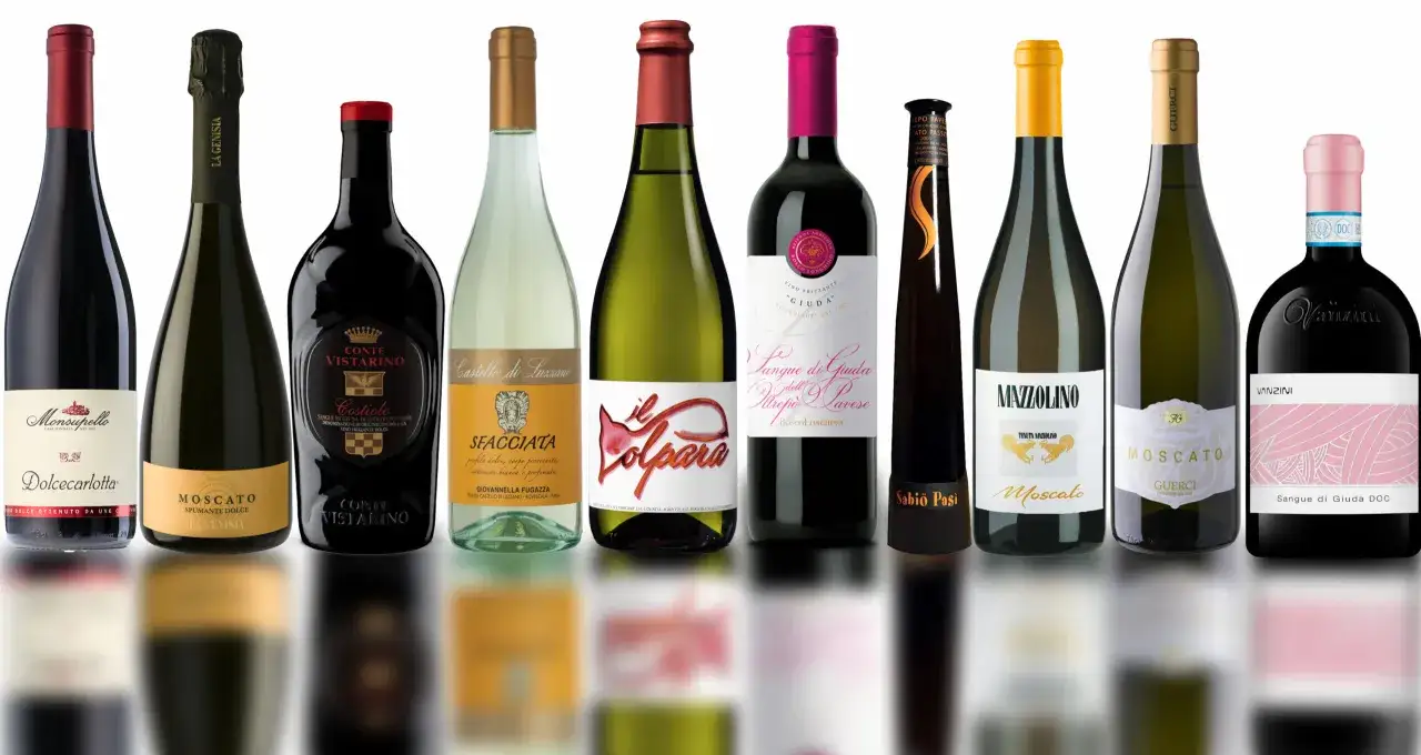 Una selezione di bottiglie di vino, tra cui un Moscato dolce, un Sangue di Giuda e un Dolcecarlotta, che evocano un'atmosfera di dolce stradella.