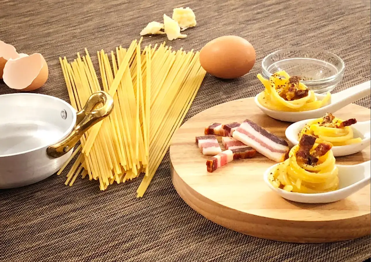 Ingredienti per la carbonara: spaghetti, uova, guanciale, pecorino. La vera origine della carbonara &egrave; un mistero, ma questi ingredienti ne raccontano la storia.
