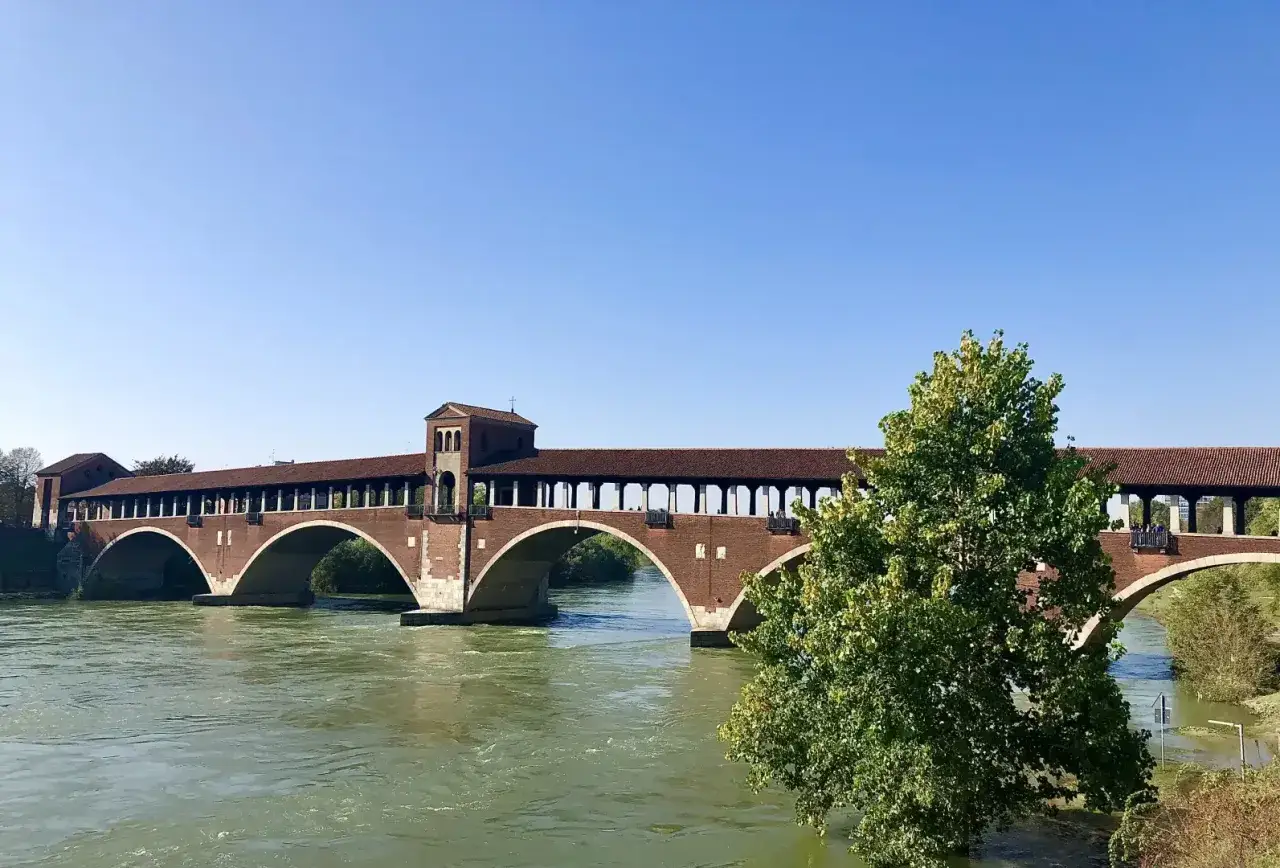 Ponte Coperto a Pavia, un'icona da non perdere. Un luogo suggestivo per scoprire cosa vedere in città.