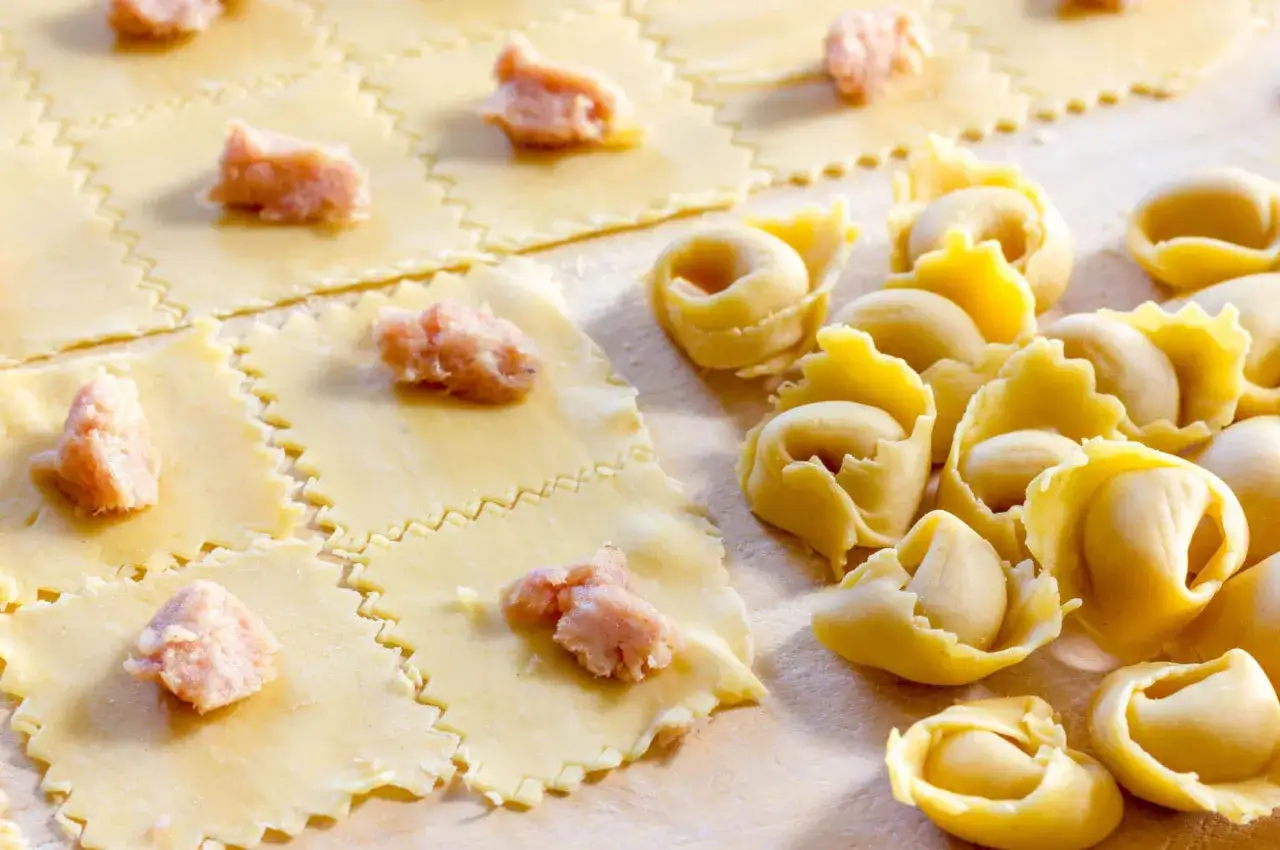 Tortellini fatti in casa, un classico dei cibi tipici Emilia Romagna, pronti per essere chiusi.