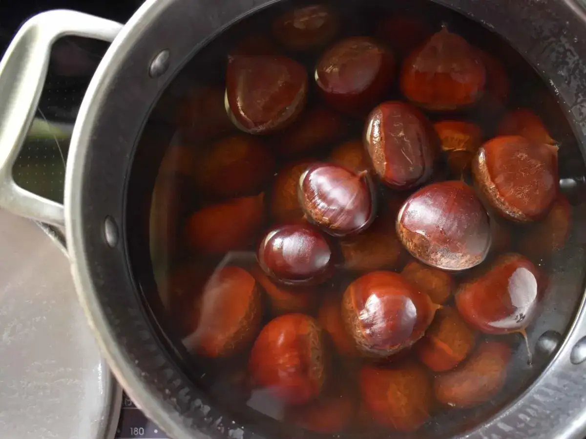 Castagne secche bollite in pentola, pronte per una deliziosa ricetta autunnale.