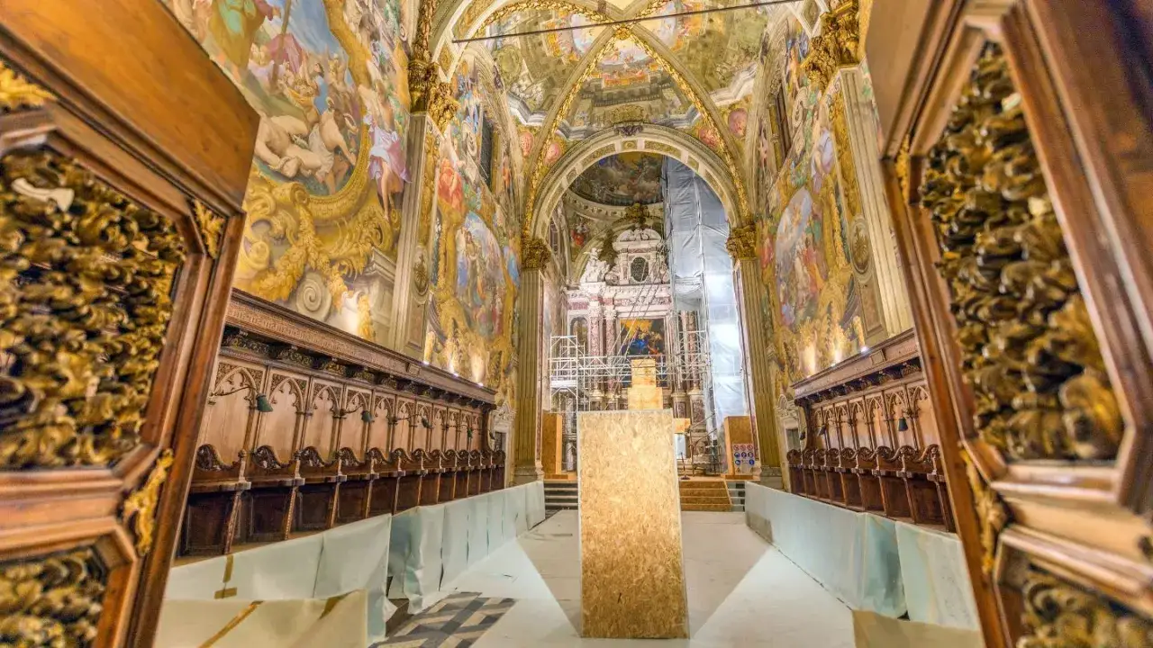 Interno della Certosa di Pavia: affreschi, stalli lignei e altare in restauro. Un viaggio tra le meraviglie da vedere.