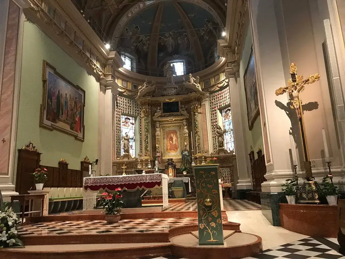 Interno di una chiesa a Garlasco, con altare, crocifisso dorato e affreschi. Si narra di un'acqua miracolosa legata a questo luogo.