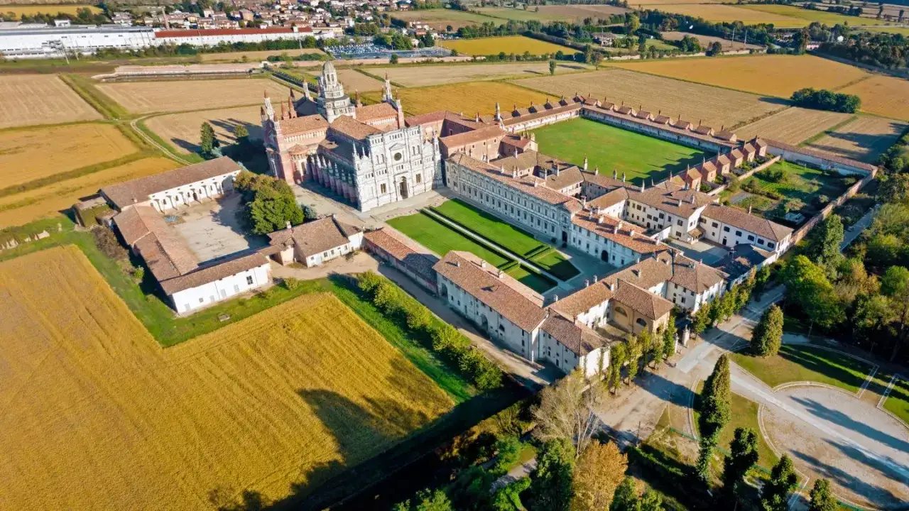 Certosa di Pavia, un imponente complesso monastico circondato da campi coltivati, un gioiello architettonico vicino a Pavia citt&agrave;.