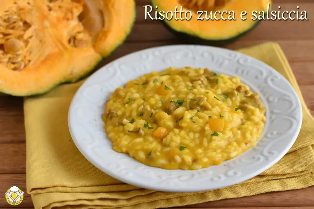 Risotto zucca e salsiccia cremoso, un piatto autunnale invitante con zucca e salsiccia sbriciolata, guarnito con prezzemolo fresco.