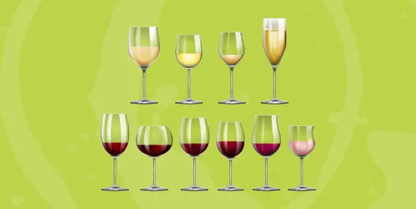 Diversi bicchieri di vino bianco e rosso, con un calice di spumante. Ideale per capire la temperatura vini bianchi perfetta.