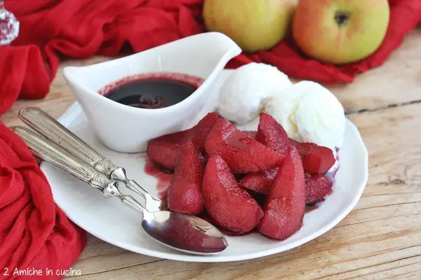 Pere cotte nel vino, un dolcetto invitante con gelato alla vaniglia e una salsa scura.